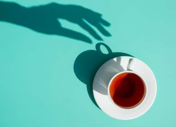 હિટ વેવથી બચવા માટે, ચા, કોફી અને કાર્બોનેટેડ સોફ્ટ ડ્રિંક્સથી વધુ ખાંડયુક્ત પીણાં ટાળો. સાથે સાથે ઉચ્ચ પ્રોટીન ખોરાક અને વાસી ખોરાક ખાવાનું ટાળો.