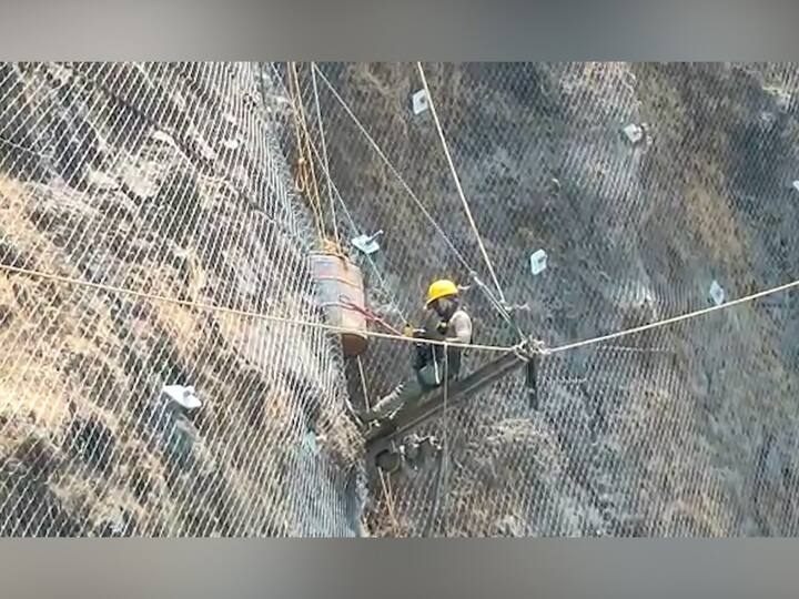 आंबोलीमध्ये सर्वाधिक पाऊस पडत असल्यामुळे घाटात दरडी कोसळून मार्ग बंद होणे तसेच दुर्घटना होत असतात. यामुळे प्रशासनाने खबरदारी म्हणून घाटात भूस्खलन ठिकाणी संरक्षक जाळी बसवण्याचे काम सुरु केले आहे.