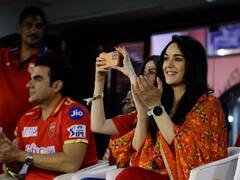 शाहरुख खान ने मैदान पर उतरने के साथ लगाया जोरदार छक्का, प्रीति जिंटा का रिएक्शन हुआ वायरल