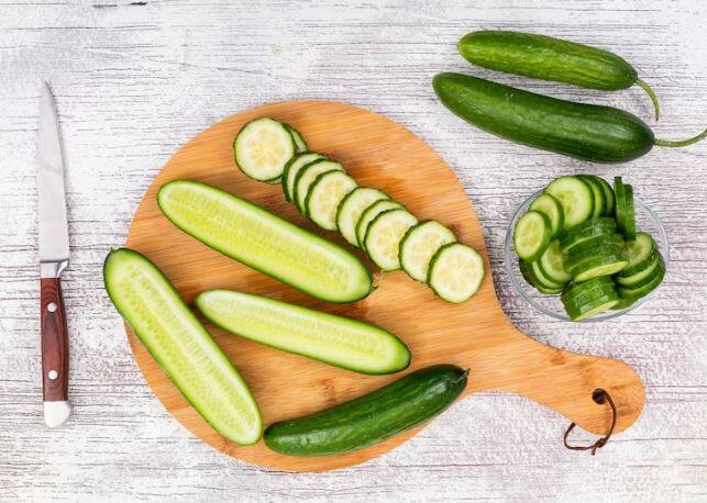 उन्हाळ्यात कोशिंबीर भरपूर खा. काकडी, झुकिनी आणि पाण्याचे प्रमाण जास्त असलेल्या भाज्या खा. या भाज्यांमध्ये पोट थंड राहते आणि तुम्हाला हायड्रेट ठेवण्यास मदत करते. काकडीमध्ये भरपूर फायबर असते. यामुळे पोट व्यवस्थित राहतं. काकडी खाल्ल्याने बद्धकोष्ठता दूर होण्यास मदत होते.