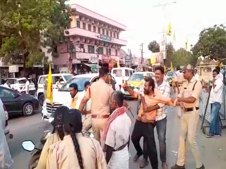 Krishna district Gudivada high tension tdp ysrcp activist fight in chandrababu road show DNN Gudivada Tension : గుడివాడలో హై టెన్షన్, టీడీపీ-వైసీపీ శ్రేణుల మధ్య ఘర్షణ