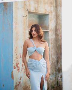 Meisha Iyer Pics: ट्यूब टॉप के साथ स्कर्ट पहन मीशा ने फिर बढ़ाया इंटरनेट का पारा, कातिल निगाहों के दीवाने हुए फैंस