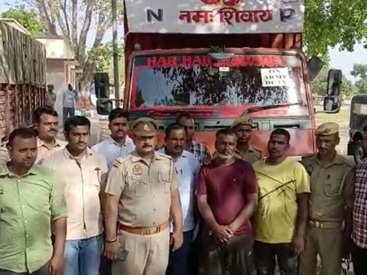 Azamgarh police arrest two ganja smugglers, 300 kg ganja recovered ann Azamgarh News: 'आर्मी ऑन ड्यूटी' का स्टिकर लगाकर तस्करी, दो गाड़ियों से 300 किलो गांजा बरामद, दो गिरफ्तार