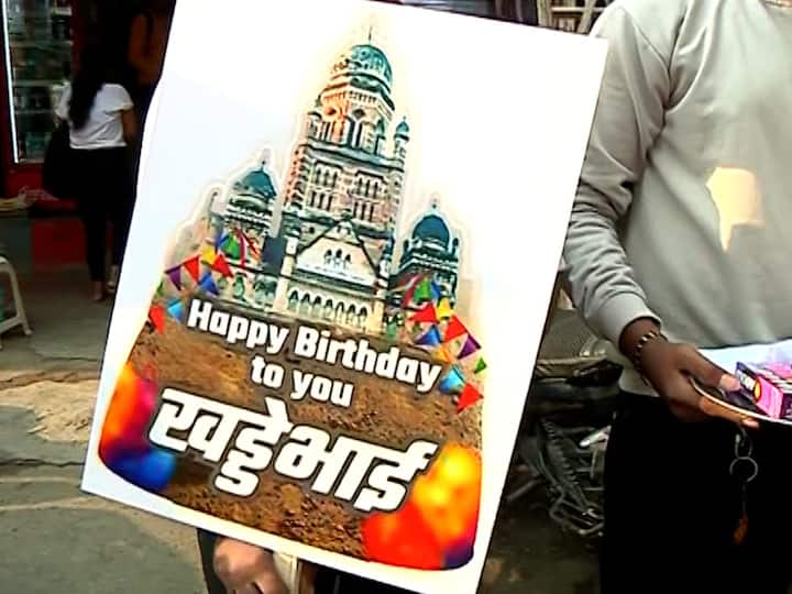 'खड्डे भाई'चा वाढदिवस म्हणत नागरिकांनी शोभा यात्रा काढली