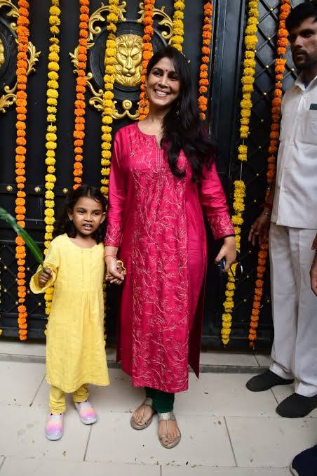 साक्षी तंवर टेलीविजन पर पहले ही अपना जादू चला चुके हैं और इतना ही नहीं वह एक जमीन से जुड़ी हुई इंसान है. साथ ही साथ आपको बता दें कि उनका व्यवहार भी फैंस और दोस्तों के साथ काफी अच्छा रहता है.