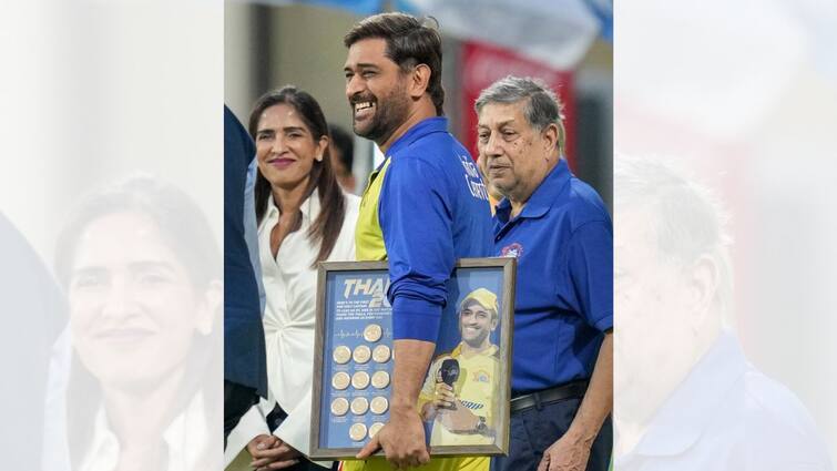 IPL 2023: Mahendra Singh Dhoni felicitated by CSK on his milestone match as captain IPL 2023: সতীর্থদের উপস্থিতিতে মাইলফলক ম্যাচে বিশেষ উপহার পেলেন ধোনি