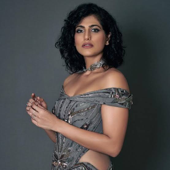 एक्ट्रेस कुब्रा सैत इन दिनों काफी चर्चा में हैं और आपको बता दें कि उन्होंने हाल ही में एक शादी को लेकर काफी पछतावा करती हुई नजर आई. बता दें कि उन्होंने बताया कि उन्हें एक लग्जरी शादी में होस्ट के तौर पर बुलाया गया था.