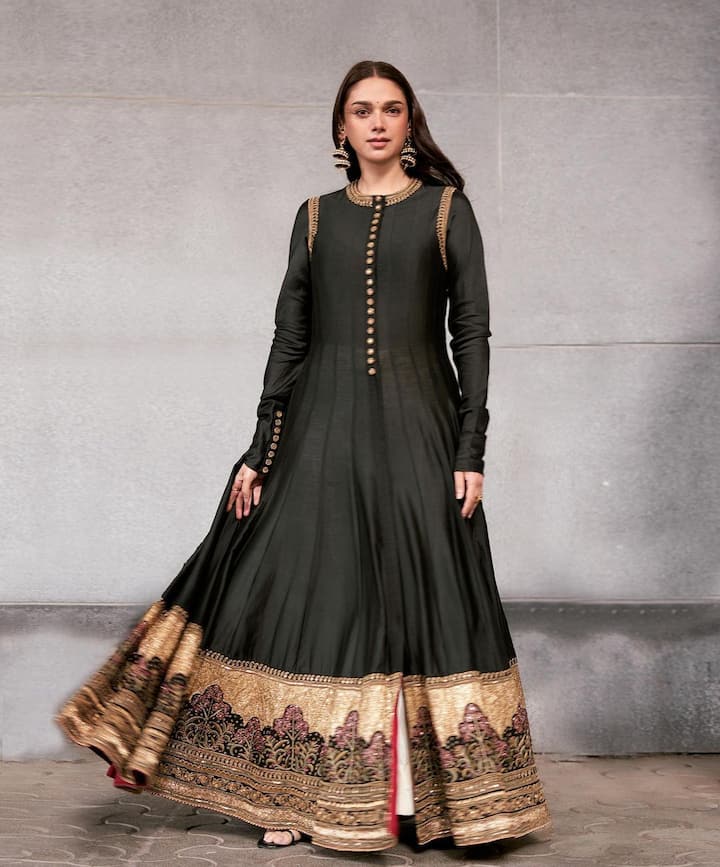 Aditi went for a minimal makeup look