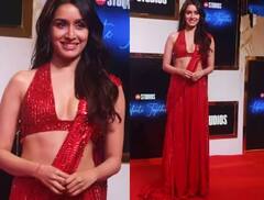 Shraddha Kapoor Photos: લાલ સાડીમાં ડ્રીમ ગર્લ લાગી શ્રદ્ધા કપૂર, ડીપ નેક બ્લાઉઝમાં ફ્લોન્ટ કર્યું ફિગર