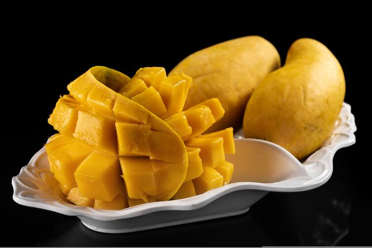 Does mango increase blood sugar level? It is safe for diabetic patients to eat them… know what experts say શું કેરી બ્લડ શુગર લેવલ વધારે છે? ડાયાબિટીસના દર્દીઓ માટે તે ખાવી સલામત છે… જાણો શું કહે છે નિષ્ણાતો