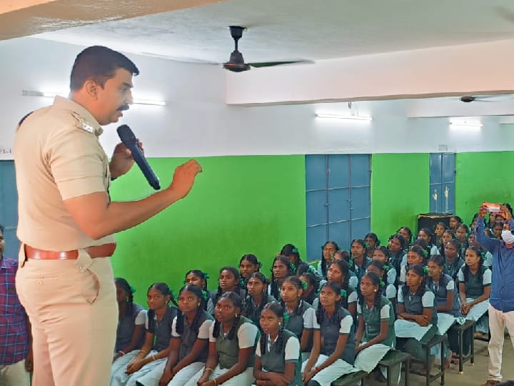 பெற்றோர்,  ஆசிரியர் சொல்படி கேட்டு நடந்தால்தான் வாழ்க்கையில் சாதிக்க முடியும் - மாணவர்களுக்கு தூத்துக்குடி எஸ்.பி அறிவுரை