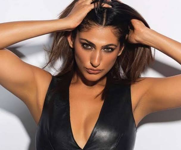 लेकिन अचानक से कुब्रा के साथ में एक शख्स ने ऐसी हरकत की जिसके बाद उन्हें काफी गुस्सा आ गया था. जानकारी के लिए आपको बता दें कि एक आदमी ने उनके पीछे बैक की तरफ उन पर शैम्पेन गिरा दी थी. एक्ट्रेस बताती है कि वह शख्स मेरी अटेंशन लेना चाहता था.