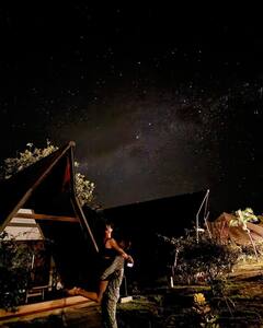 Krishna Mukherjee Honeymoon Pics: तारों की रोशनी में पति के साथ रोमांटिक हुईं कृष्णा मुखर्जी, देखिए कपल की खूबसूरत फोटोज