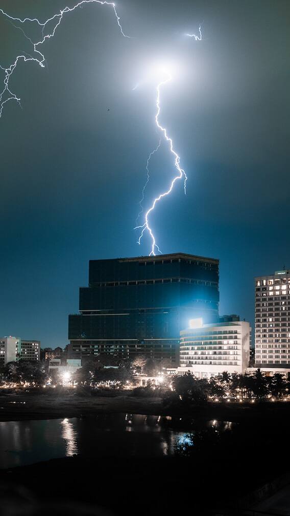 मुंबईत विजांच्या गडगडाटासह जोरदार पाऊस!