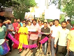 Mumbai Pothole Birthday : ढोल ताशा, आरती, केक; कांदिवलीच्या ठाकूर व्हिलेजमध्ये 'खड्डे भाई'चा बर्थडे'