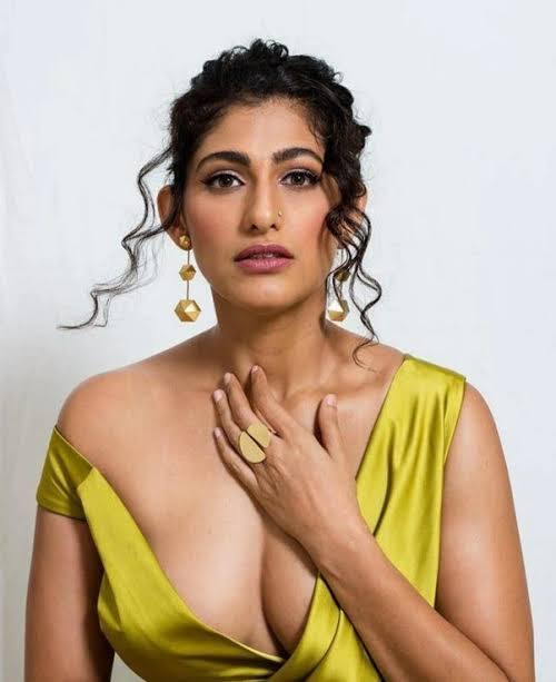 लेकिन जब एक्ट्रेस ने बातचीत की तो उन्हें एक कमरा अलग से लेने के लिए $800 मुहैया करवाए गए. लेकिन इस शादी में उनका जाना ही गलत था. बता देंगे एक्ट्रेस ने अपनी होस्टिंग की ड्यूटी निभाई. साथ ही वह संगीत के फंक्शन में पहुंच गयी.