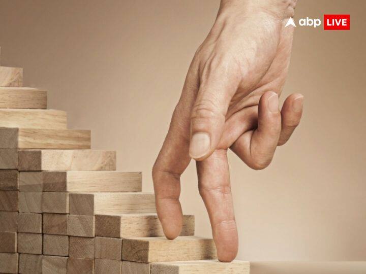 धैर्य से लें काम: लक्ष्य बनाने में कभी भी जल्दबाजी न करें. बल्कि मन, बुद्धि और व्यवहार से जबतक लक्ष्य की प्राप्ति न हो जाए, तबतक कोई लक्ष्य न बनाएं. साथ ही लक्ष्य पर अडिग रहने का संकल्प भी लें.