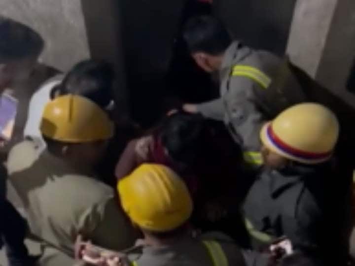 Greater Noida 8 People of same family Trapped In Lift Rescue after one and a half hour ann Greater Noida News: एक लिफ्ट में फंसे परिवार के 8 लोग, डेढ़ घंटे बाद किया गया रेस्क्यू