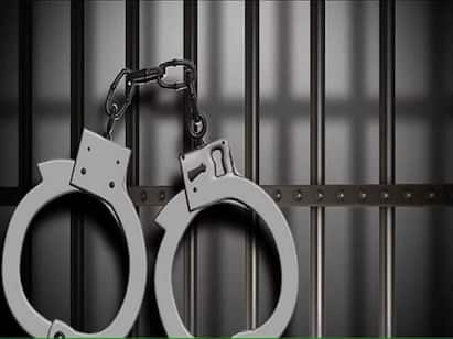 Thiruvarur Teacher Attack Accuest Arrest TNN வழக்கே இல்லாமல் தொடர் வழிப்பறியில் ஈடுபட்டு வந்த இளைஞர்கள் -  செருப்பை வைத்து தட்டி தூக்கிய போலீசார்