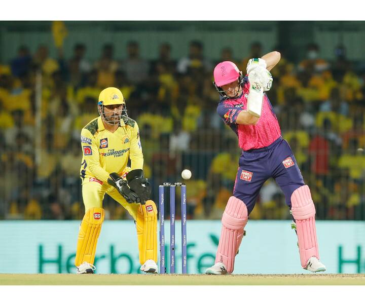 चेन्नई आणि राजस्थान यांच्यात झालेल्या सामन्यात शेवटच्या षटकावेळी प्रेक्षकांची उत्कंठा शिगेला पोहोचली होती. या सामन्याच्या शेवटच्या षटकात चेन्नई संघाला विजयासाठी 21 धावांची गरज होती, त्यापैकी धोनीने (Dhoni) 2 चेंडूत सलग 2 षटकार मारून सामना अतिशय रोमांचक बनवला.