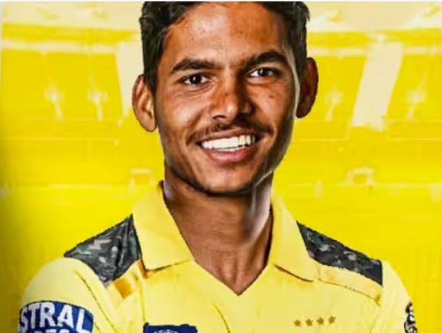 ਆਕਾਸ਼ ਸਿੰਘ ਦਾ ਆਈਪੀਐਲ ਸਫ਼ਰ ਕਾਫ਼ੀ ਦਿਲਚਸਪ ਰਿਹਾ ਹੈ। ਉਸਨੇ ਸਾਲ 2021 ਵਿੱਚ ਅਬੂ ਧਾਬੀ ਵਿੱਚ ਆਈਪੀਐਲ ਵਿੱਚ ਆਪਣੀ ਸ਼ੁਰੂਆਤ ਕੀਤੀ। ਆਕਾਸ਼ ਉਦੋਂ ਰਾਜਸਥਾਨ ਰਾਇਲਜ਼ ਦਾ ਹਿੱਸਾ ਸੀ ਅਤੇ ਚੇਨਈ ਸੁਪਰ ਕਿੰਗਜ਼ ਦੇ ਖਿਲਾਫ ਆਪਣਾ ਪਹਿਲਾ ਮੈਚ ਖੇਡਿਆ ਸੀ। ਆਪਣੇ ਪਹਿਲੇ ਮੈਚ 'ਚ ਆਕਾਸ਼ ਨੇ 4 ਓਵਰਾਂ 'ਚ 39 ਦੌੜਾਂ ਦਿੱਤੀਆਂ ਸਨ।