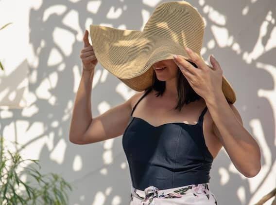 બપોરે તડકામાં બહાર જવાનું ટાળો. ખાસ કરીને બપોરે 12:00 થી 3:00 વાગ્યાની વચ્ચે ઘરની બહાર ન નીકળો. જો કોઈ ખૂબ જ મહત્વપૂર્ણ કામ હોય તો સંપૂર્ણ સુરક્ષા સાથે ઘરની બહાર નીકળો. માથું ઢાંકીને અને ટોપી પહેરીને જ ઘરની બહાર નીકળો.