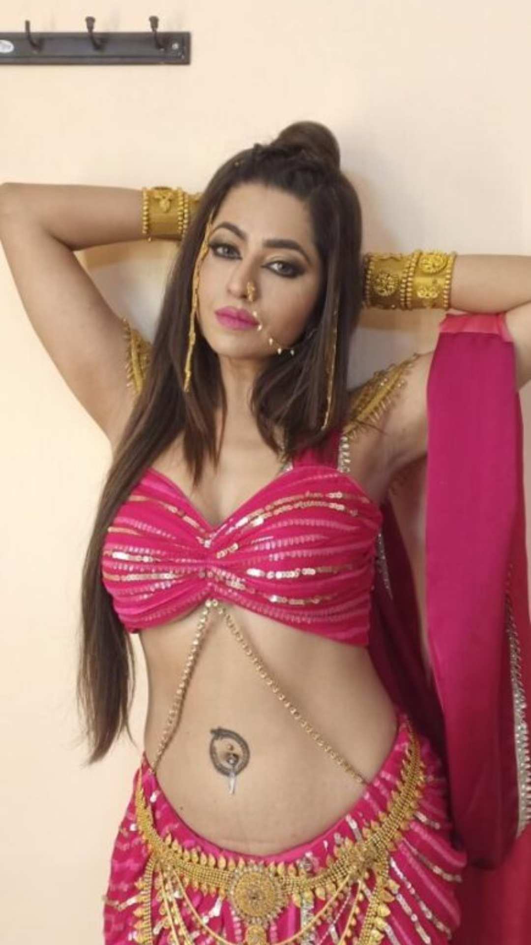 बेली बटन पर पियरसिंग के लिए रिधिमा तिवारी की ये डिजाइन परफेक्ट है.