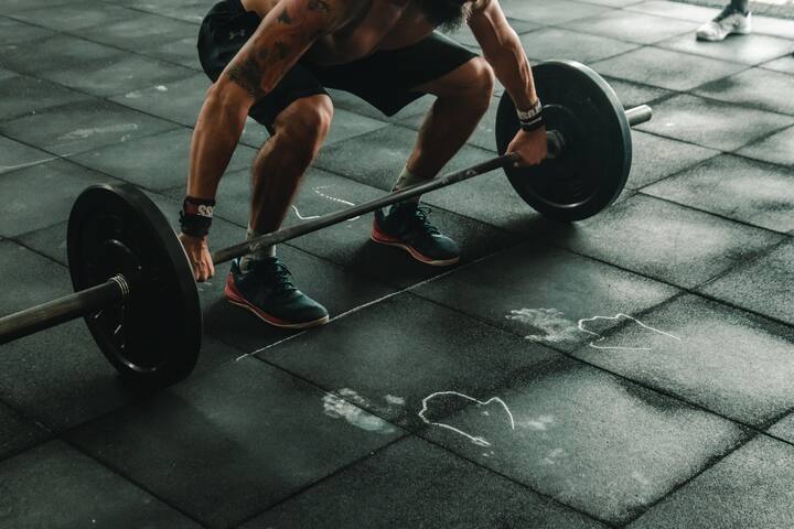 Workout Tips: দেখে নেওয়া যাক শরীর চর্চার আগে এবং পরে কখন কী খাওয়া প্রয়োজন। এছাড়াও কী কী নিয়ম মেনে চলা প্রয়োজন তাও জেনে নেওয়া দরকার।