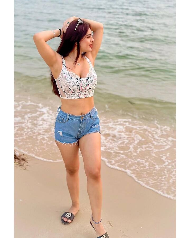 इन तस्वीरों में नेहा ने एक फ्लोरल डीपनेक टॉप पहना हुआ है. जिसे उन्होंने शॉर्ट्स के साथ कैरी किया है.