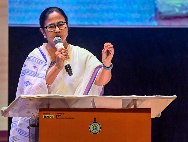 রয়েছে আন্ডারগ্রাউন্ড পার্কিংয়ের ব্য়বস্থাও। যেখানে ৩০০   টি গাড়ি পার্ক করা যাবে।