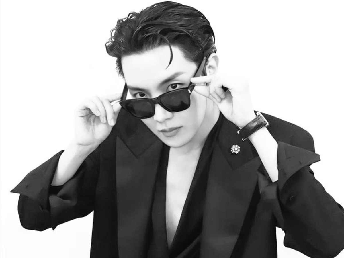 𝐉-𝐡𝐨𝐩𝐞 𝐛𝐥𝐚𝐜𝐤 𝐩𝐢𝐜 | Black picture, Mens sunglasses, Jhope