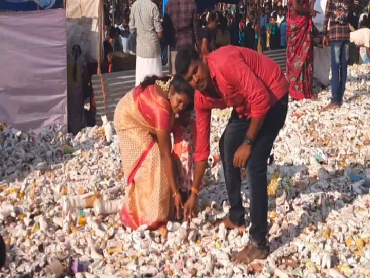 Bizarre festival of throwing bananas at devotees at Thirumeni Amman Temple near Vedaranyam TNN வேதாரண்யம் அருகே பக்தர்கள் மீது வாழைப்பழம் வீசும் வினோத திருவிழா