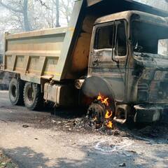 बीजापुर में नक्सलियों दो ट्रकों में लगाई आग, सड़क निर्माण कार्य को बंद करने की चेतावनी दी