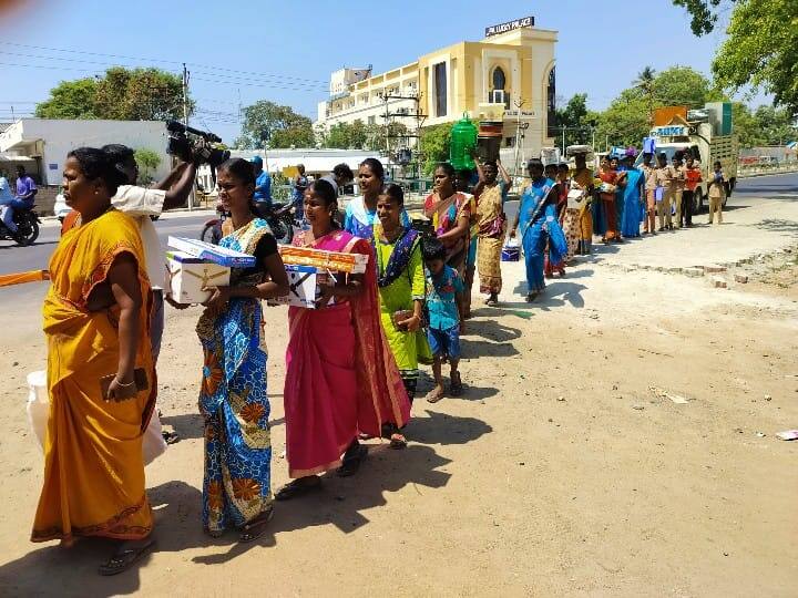 A grand welcome for the people who brought the procession to the Madurai Municipal Corporation School TNN மதுரை மாநகராட்சி பள்ளிக்கு கல்விச் சீர்வரிசை கொண்டுவந்த மக்களுக்கு அமோக வரவேற்பு ; பள்ளிக் குழந்தைகள் மகிழ்ச்சி