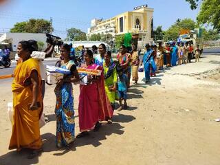 மதுரை மாநகராட்சி பள்ளிக்கு கல்விச் சீர்வரிசை கொண்டுவந்த மக்களுக்கு அமோக வரவேற்பு ; பள்ளிக் குழந்தைகள் மகிழ்ச்சி