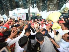 UP Politics: सपा के गठबंधन दलों की नाराजगी के बीच इस अंदाज में नजर आए अखिलेश यादव, ऐसे हुआ स्वागत