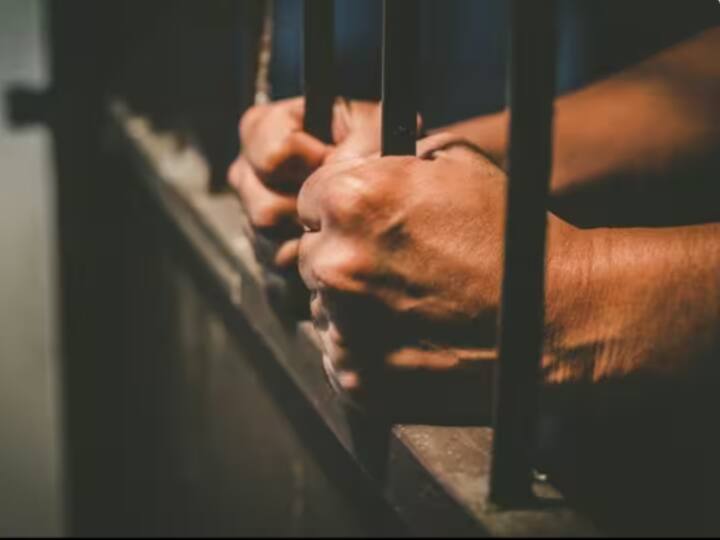 In Mumbai Man arrested for marrying minor girlfriend by pretending to be adult Mumbai: आधार कार्ड में बदली जन्मतिथि, नाबालिग प्रेमिका को बालिग बताकर की शादी, आरोपी गिरफ्तार