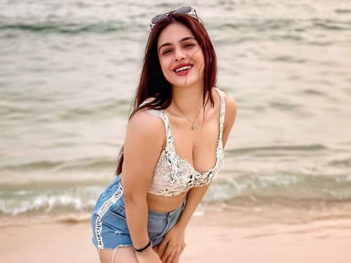 Neha Malik Pics: भोजपुरी एक्ट्रेस नेहा मलिक अपनी हॉटनेस को लेकर सोशल मीडिया पर छाई रहती हैं. अब एक बार फिर उनकी कुछ तस्वीरें जमकर वायरल हो रही हैं. जिनमें वो बीच पर नजर आ रही हैं....