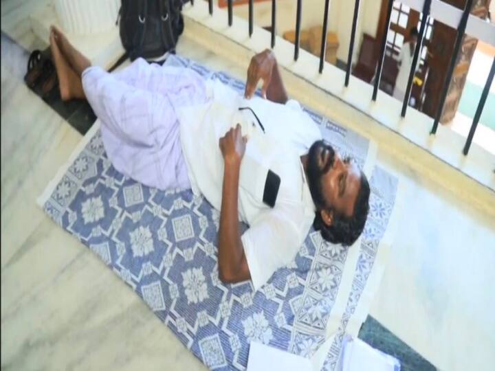 Nagappattinam collector office man atrocity wear bedsheet sleeping TNN 