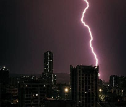 राज्याच्या विविध भागात अवकाळी पाऊस  (Unseasonal rain) पडत आहे. याचा शेती पिकांना (Agriculture Crop) मोठा फटका बसत आहे.