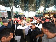 UP Politics: सपा के गठबंधन दलों की नाराजगी के बीच इस अंदाज में नजर आए अखिलेश यादव, ऐसे हुआ स्वागत