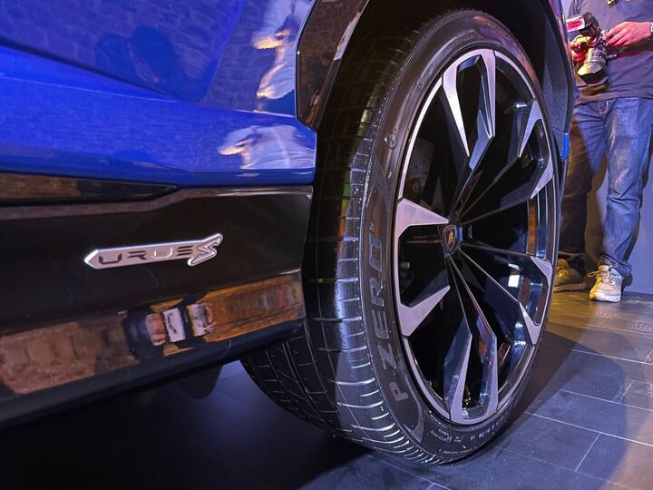 While the Performante is more hardcore, the Urus S comes with adaptive air suspension.  It also gets STRADA, SPORT, CORSA and EGO drive modes. [Image Source: Somnath Chatterjee]