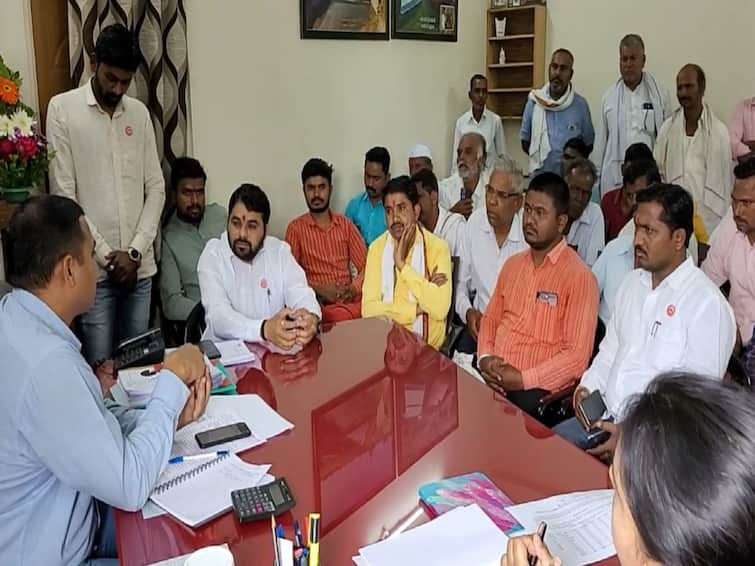 Agriculture News Swabhimani Shetkari Sanghatana agitation for crop insurance in Buldhana Buldhana : पीक विम्याच्या मुद्यावरुन स्वाभिमानी आक्रमक, बुलढाणा जिल्हा कृषी अधीक्षकांच्या कार्यालयात धडक; प्रश्न मार्गी लावा अन्यथा.... 