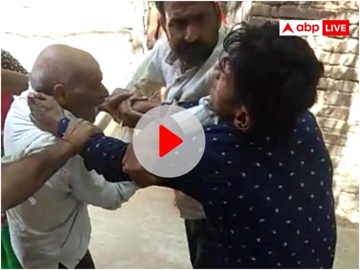 bhind Viral Video of Son and mother Beating Old Man Father Brutally over property dispute ann Bhind: कर्ज चुकाने की बात कही तो बेटे ने बुजुर्ग पिता को बेरहमी से पीटा, पत्नी ने काटा कान, खौफनाक वीडियो आया सामने