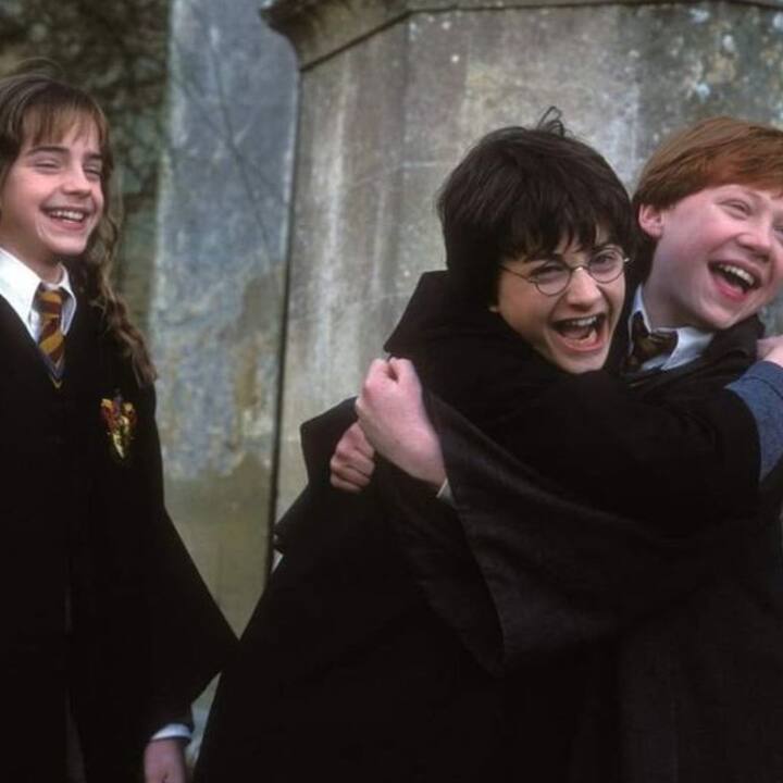 1998ஆம் ஆண்டு முதல் 2008ஆம் ஆண்டு வரை வெளியான ஹாரி பாட்டர் புத்தகங்கள் 2001ஆம் ஆண்டு முதல் திரைப்படங்களாக உருவாக தொடங்கின.