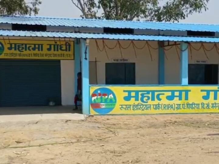 Chhattisgarh News: लोकर्पण के बाद से रीपा औद्योगिक सेंटर में न तो एक काम हुआ और न एक उत्पादन. मनेंद्रगढ़ ब्लॉक के पिपरिया ग्राम पंचायत में मशीनें बेकार पड़ी हैं. रीपा सेंटर में महिलाएं नदारद हैं.