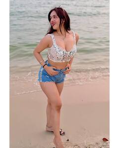 Neha Malik Latest Photos: डीपनेक टॉप के साथ छोटे से शॉर्ट्स पहन नेहा मलिक किलर लुक, फैंस बोले – ‘ब्यूटी क्वीन’