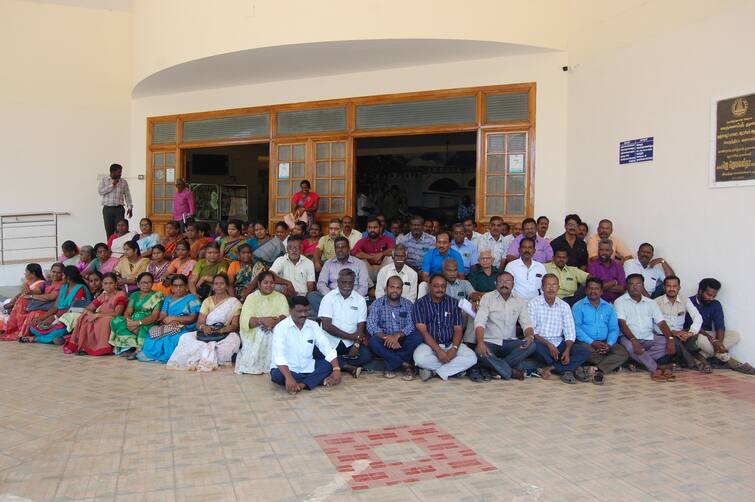 Thanjavur Rural development department officials are protesting near Tiruvidaimaruduar TNN தஞ்சை: பேச்சுவார்த்தைக்கு அழைக்காத மாவட்ட நிர்வாகம் - தொடர் போராட்டத்தில் குதித்த ஊரக வளர்ச்சித் துறை அலுவலர்கள்