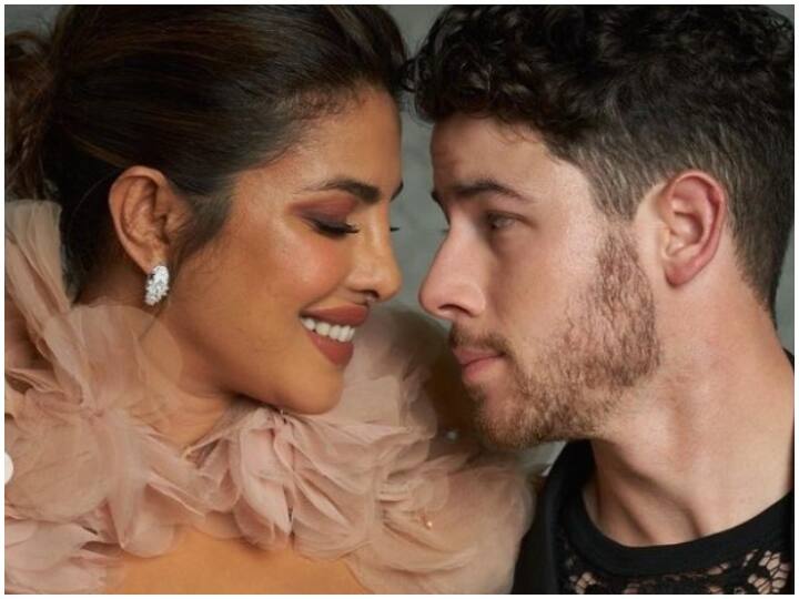 Priyanka Chopra Nick Jonas get clicked  locking Lips on London streets photos go viral लंदन की सड़कों पर Priyanka Chopra पति निक संग हुईं रोमांटिक, लिप-लॉक करते तस्वीरें वायरल