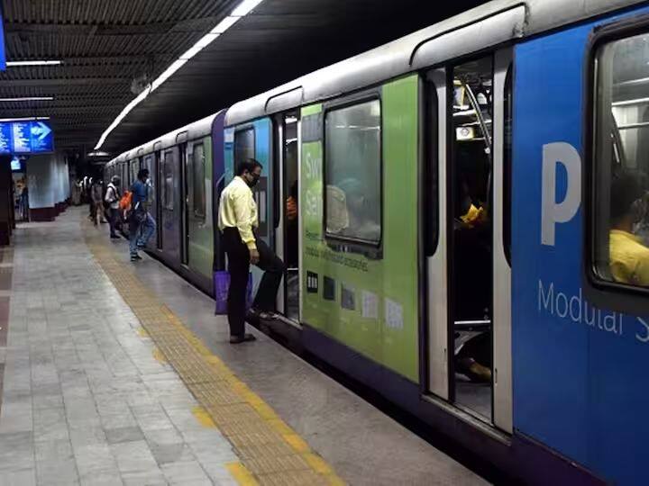 भारत में पहली बार नदी के नीचे दौड़ी मेट्रो, 45 सेकंड में तय किया इतना सफर